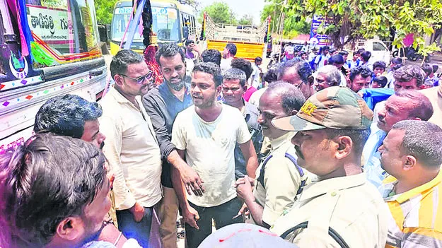 PROTEST: బడిపిల్లలు అంటే అంత చులకనా..?