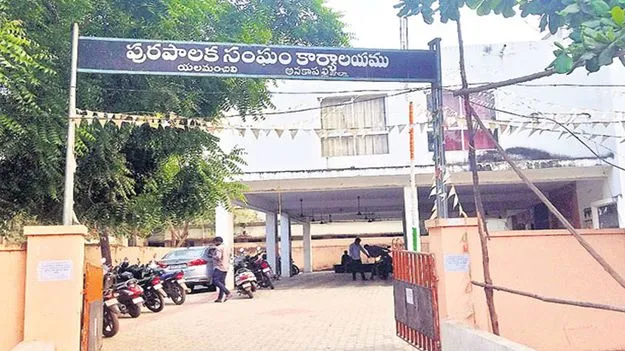 ‘ఎలమంచిలి’లో క్యాంపు రాజకీయాలు