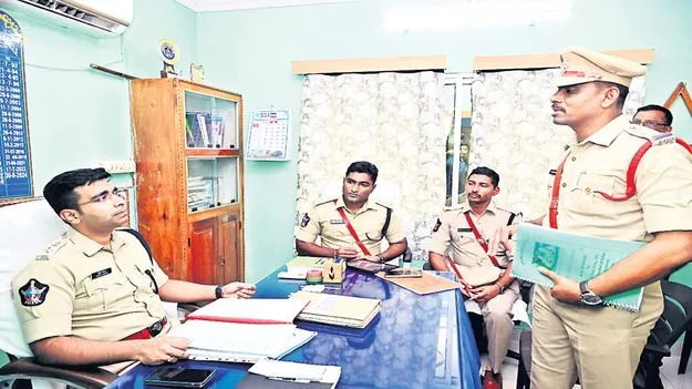 పెండింగ్‌ కేసులపై ఎస్పీ సమీక్ష