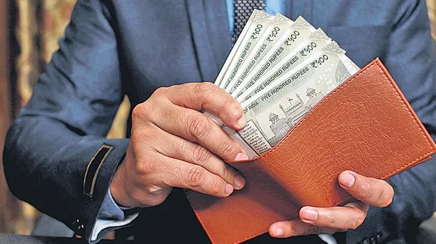 Hyderabad: రూ.100 కోట్ల పన్ను ఎగవేత 