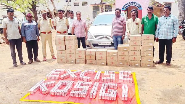 భారీగా కర్ణాటక మద్యం స్వాధీనం