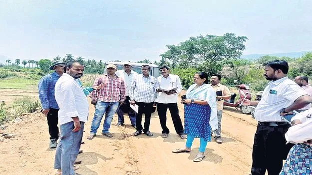 చెరువులో రోడ్డును తొలగించాల్సిందే  లేదంటే చట్టప్రకారం చర్యలు