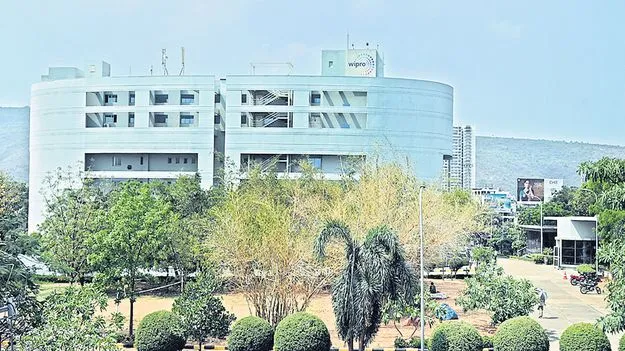 ఐటీ భవనాలన్నీ ఖాళీ!