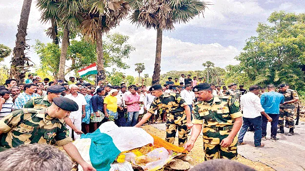 సైనికుల లాంఛనాలతో జవాన్‌ అంత్యక్రియలు 