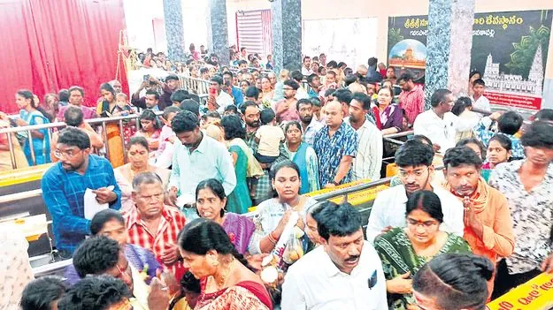 నూకాంబిక ఆలయానికి పెరిగిన భక్తుల రాక