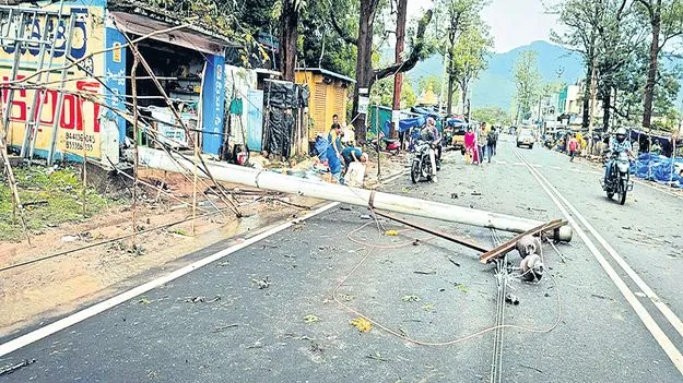 పెనుగాలుల బీభత్సం 