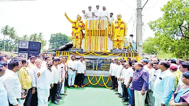 మహనీయుల విగ్రహాలు భావి తరాలకు స్ఫూర్తి