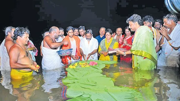 Saraswati Pushkaram: పుష్కరాలకు పోటెత్తిన భక్తులు