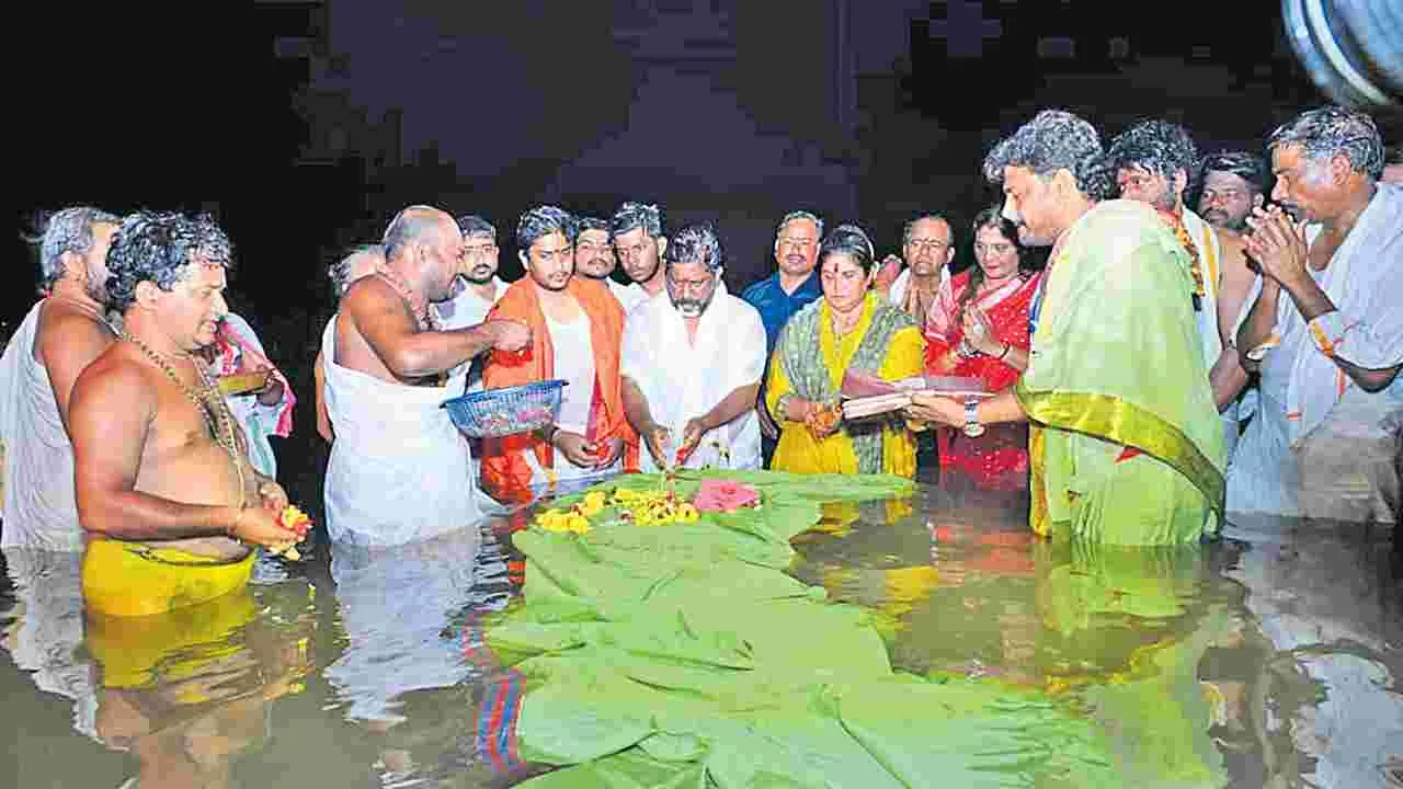 Saraswati Pushkaram: పుష్కరాలకు పోటెత్తిన భక్తులు