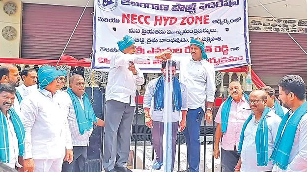 Poultry Farmers: రేవంత్‌రెడ్డికి పౌల్ట్రీ రైతుల క్షీరాభిషేకం