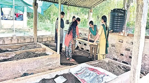 పాలిటెక్నిక్‌ విద్యార్థుల పొలం బాట 