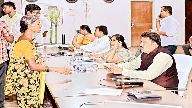    అర్జీల పరిష్కారంపై  కలెక్టర్‌ అసంతృప్తి