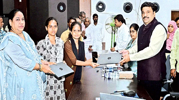 ల్యాప్‌టాప్‌లను వినియోగించుకోవాలి