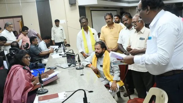 ‘ఆదరణ’ పరికరాలు కొట్టేశారు