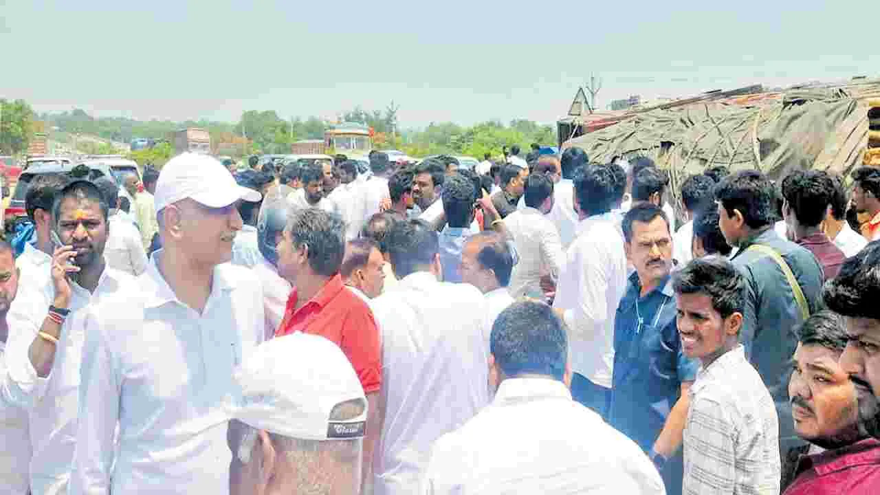 Sangareddy: రెండు కార్లపై కట్టెల లోడ్‌ లారీ బోల్తా