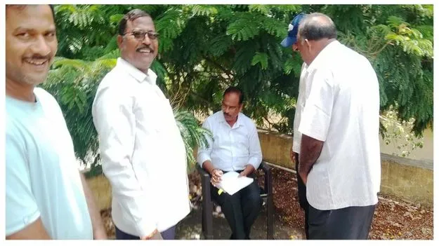 చెట్టు కింద ఇబ్రహీంపట్నం తహసీల్దార్‌ విధులు