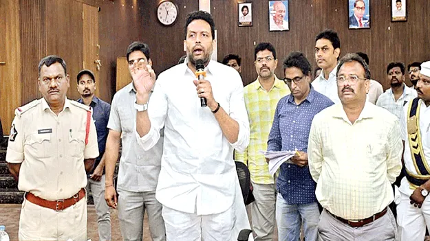 పారిశుధ్య పనులు చేపట్టండి