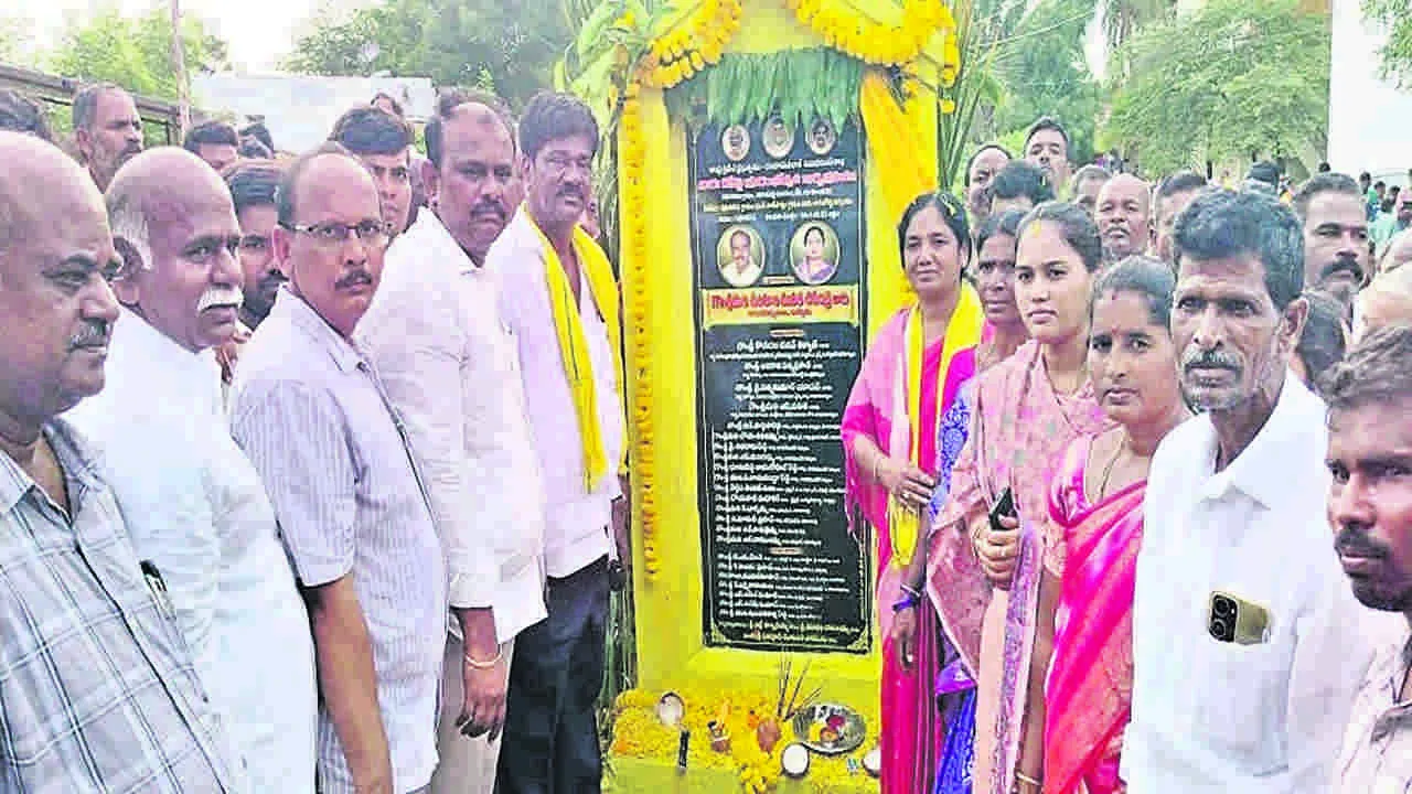 MLA: గుంతల రోడ్లపై తట్టెడు మట్టి వేయించలేని   అసమర్థుడు తోపుదుర్తి
