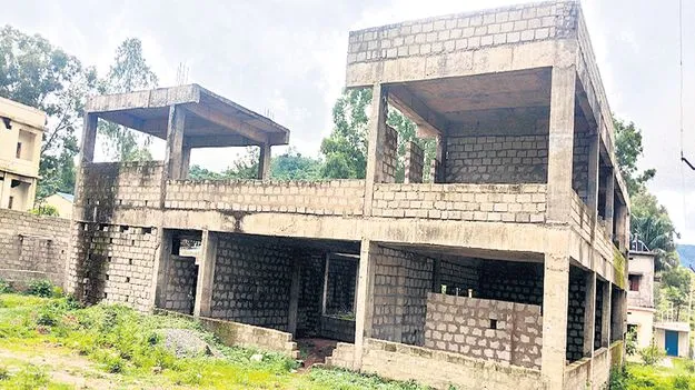 అసంపూర్తి భవనాలకు మోక్షమెన్నడో?