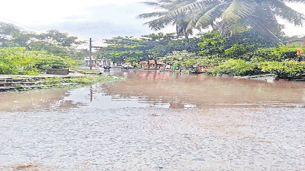 భారీ వర్షంతో మునిగిన లోతట్టు ప్రాంతాలు