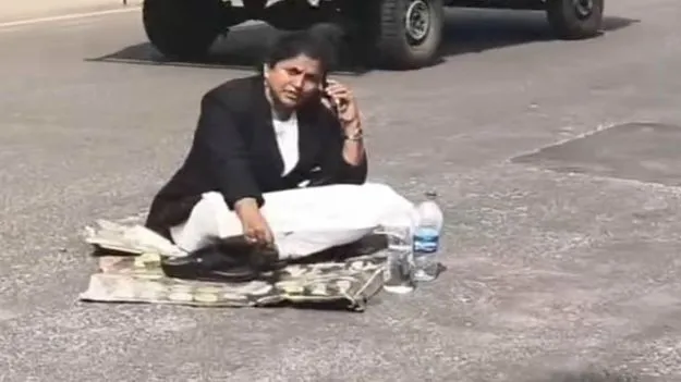 మండుటెండలో న్యాయవాది నిరసన దీక్ష