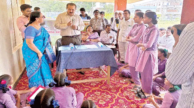  The students questioned :  ప్లాస్టిక్‌ను వాడొద్దన్నారు కదా?