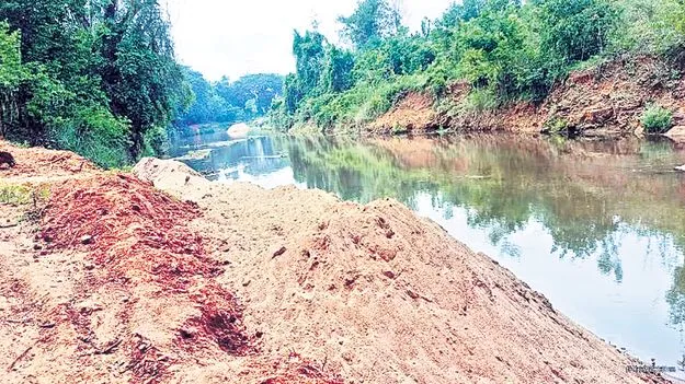 యథేచ్ఛగా ఇసుక అక్రమ తవ్వకాలు