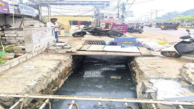 డ్రైనేజీ అస్తవ్యస్తం