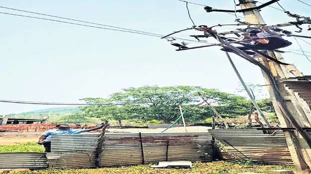 పాడేరులో 24 గంటలు అంధకారం 