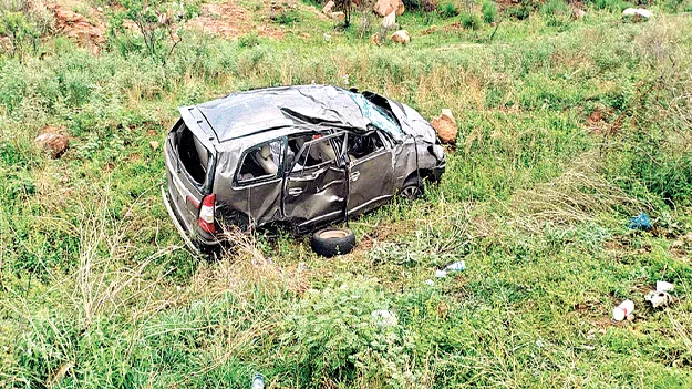 కారు బోల్తా.. ముగ్గురి దుర్మరణం