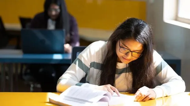 Insurance For NRIs: విదేశాలకు వెళ్లే స్టూడెంట్స్ కోసం కొత్త ఇన్సూరెన్స్ పాలసీలు.. జాబ్ పోయినా, వీసా రద్దయినా పరిహారం