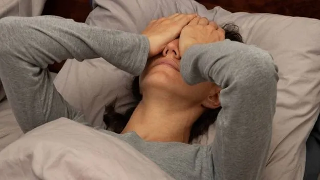 Sleep Deprivation: రాత్రిళ్లు 6 గంటల కంటే తక్కువ సేపు నిద్రపోతున్నారా.. ప్రమాదంలో పడ్డట్టే 