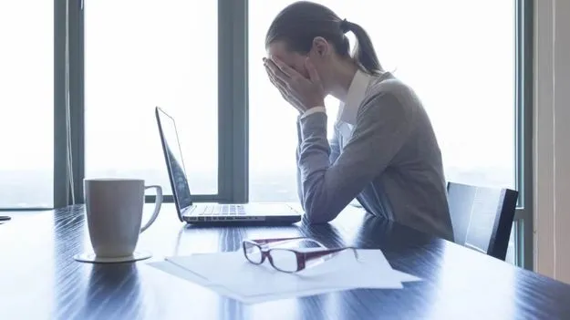 Workplace Mistakes: ఆఫీసులో ఉద్యోగులు ఎన్నడూ చేయకూడని తప్పులు!