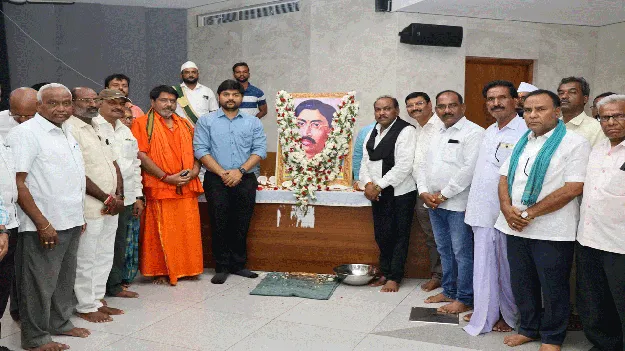 మహనీయుల చరిత్రను భావితరాలకు అందించాలి