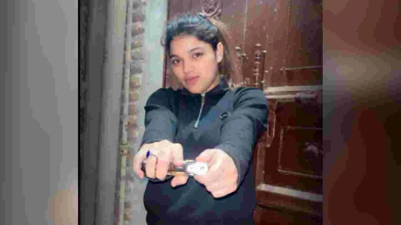 Delhi Lady Don: ఢిల్లీలో లేడీ డాన్ కలకలం.. ఇళ్లను విడిచిపారిపోతున్న స్థానికులు 