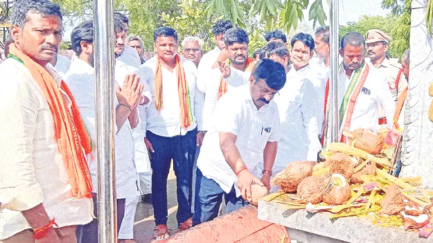 అభయాంజనేయస్వామిని దర్శించుకున్న  ఎమ్మెల్యేలు ఉగ్ర, నసీర్‌