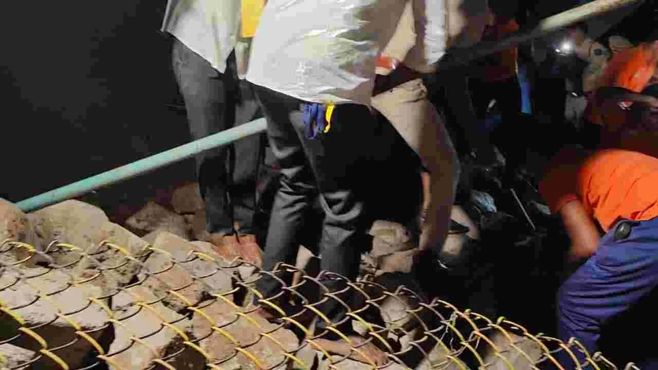 సింహాచలంలో ఘోర ప్రమాదం.. చందనోత్సవం వేళ అప్పన్న సన్నిధిలో అపశృతి..