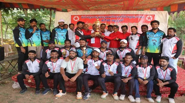 క్రికెట్‌ పోటీల విజేత ఆర్‌కే-7 జట్టు