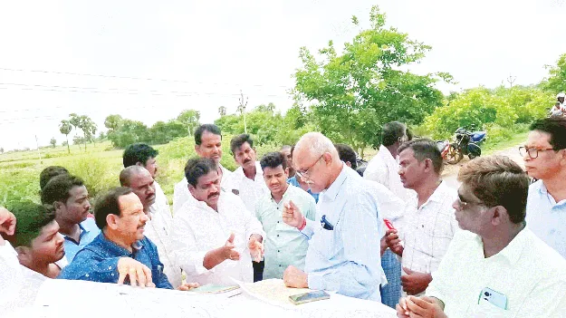 వీరమనాయని చెరువులో అధికారుల సర్వే