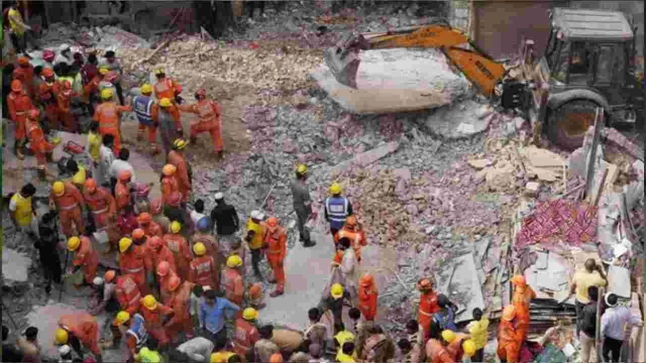 Delhi Mustafabad building collapse: ఢిల్లీ భవనం కూలిన ఘటన.. మరింతగా పెరిగిన మృతుల సంఖ్య
