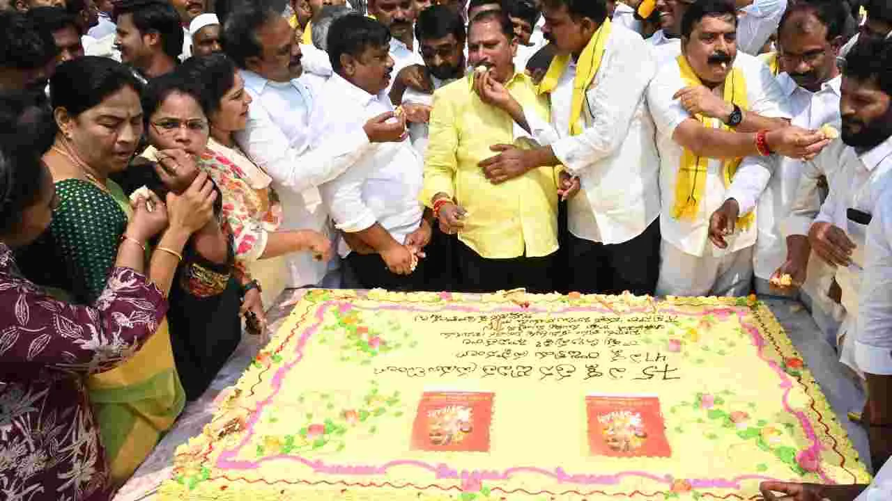 సీఎం చంద్రబాబు జన్మదినం.. ఆకట్టుకున్న సైకత శిల్పం..