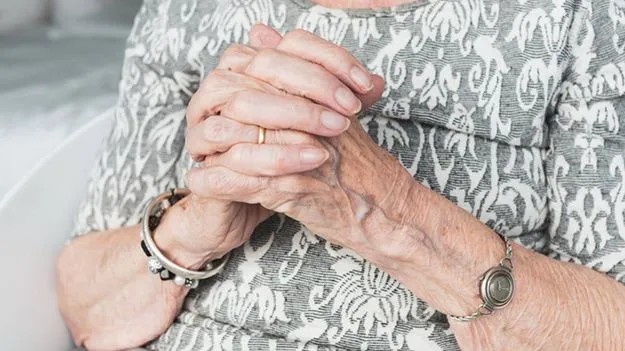 US: ఇరుగుపొరుగు వారి ఫిర్యాదుతో బయటపడ్డ దారుణం.. వృద్ధురాలిపై పోలీసుల దర్యాప్తు