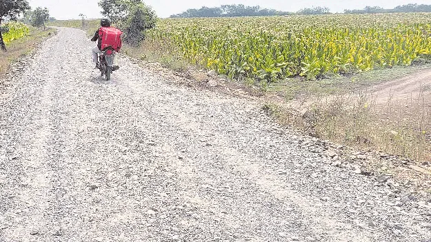 అసంపూర్తిగా ఆర్‌అండ్‌బీ రోడ్డు మరమ్మతులు