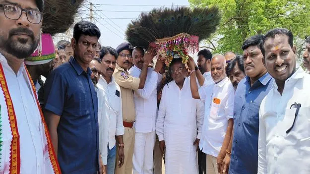 పోలీసుల సేవలు అభినందనీయం 