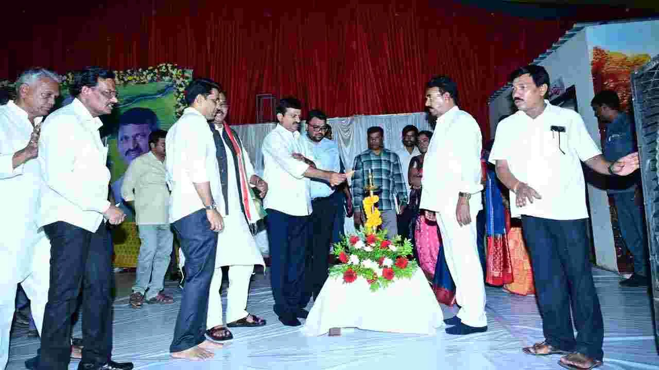 మంత్రి పొంగులేటి శ్రీనివాస్ రెడ్డి హెలికాప్టర్ సమీపంలో మంటలు