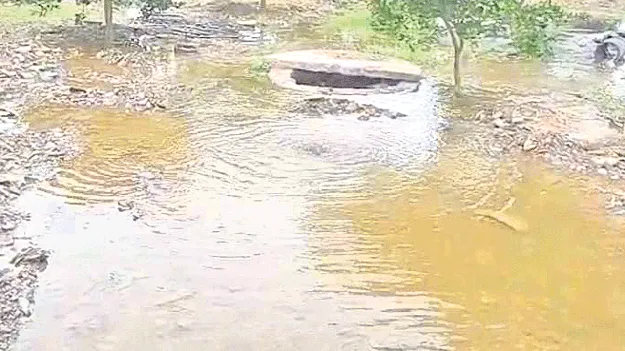 మరమ్మతులకు నోచుకోని పైప్‌లైన్‌   