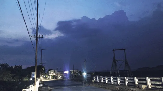 చీకటిపడితే బిక్కుబిక్కు !