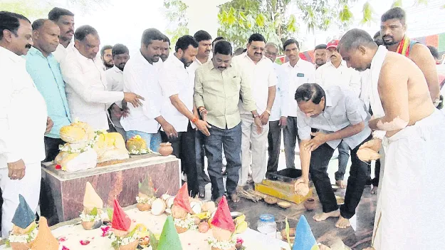 ఘనంగా శిఖర కలశ ప్రతిష్ఠాపన 