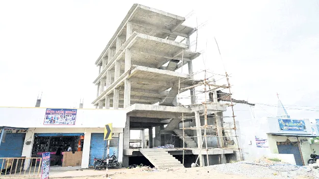 అక్రమ నిర్మాణాలపై చర్యలేవీ?