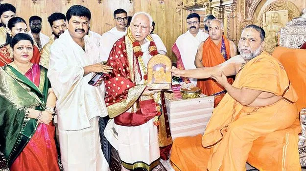  రాఘవేంద్రుడి సన్నిధిలో కర్ణాటక మాజీ సీఎం